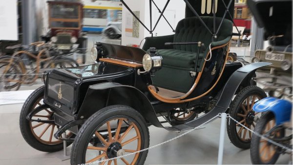 След като поръчва конюшните в Белия дом да бъде превърнати в гараж за модерни автомобили, Тафт купува Baker Electric, което го прави първият президент с автомобил. Нито един друг лидер на САЩ не е притежавал напълно електрическа кола.